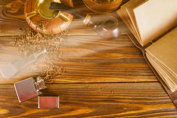 Sigara boru ve masanın üstünde defter