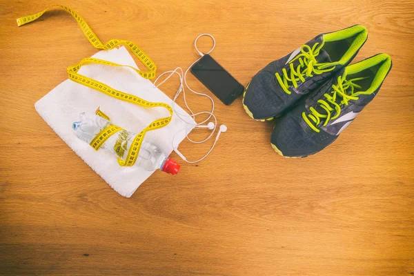 Dambıl ve eldiven ahşap arka plan üzerinde.