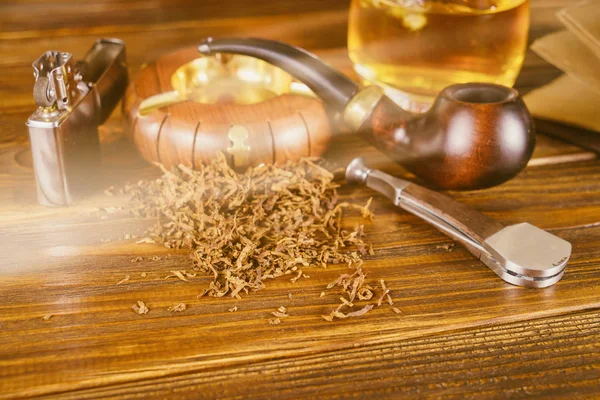 Sigara boru ve masanın üstünde defter