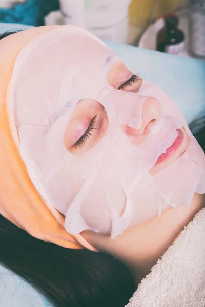 A spa szalon kozmetikai injekció. Kozmetikus teszi befecskendezése a beteg arca. — Stock Fotó