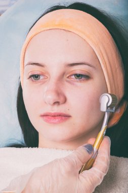 Kozmetik enjeksiyon spa salonda. Güzellik uzmanı hastanın yüz içine enjeksiyon yapar.