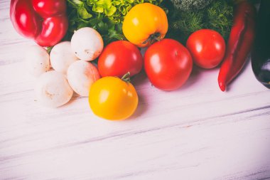 Tahta arka planda taze sebzeler