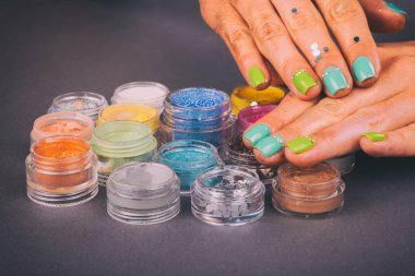 Spa'da şık manikür.