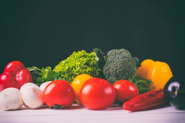 Tahta arka planda taze sebzeler