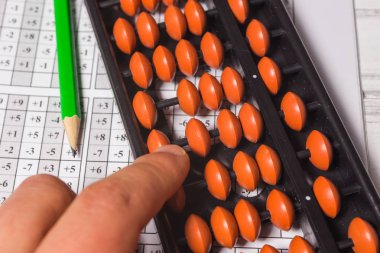 Masanın üzerine Japon aritmetik, abaküs.