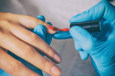 Spa'da şık manikür.