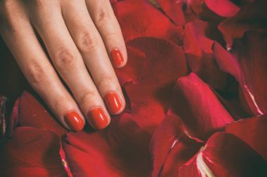 Spa'da şık manikür.