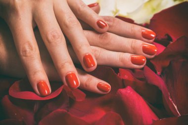 Spa'da şık manikür.