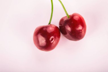 Bir tabakta yaz berry bir plaka üzerinde sulu tatlı kiraz.