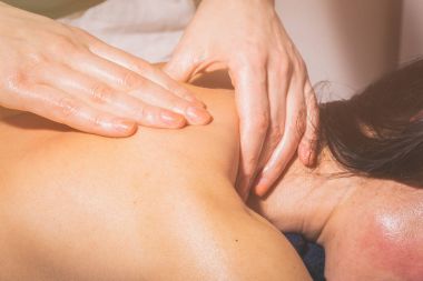 spa merkezinde masaj.