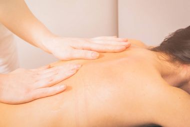 spa merkezinde masaj.