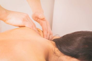 spa merkezinde masaj.