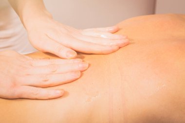 spa merkezinde masaj.