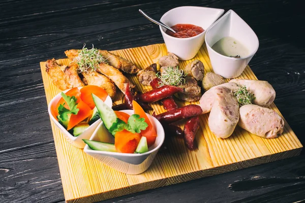 Bir tepside çeşitli ızgara et