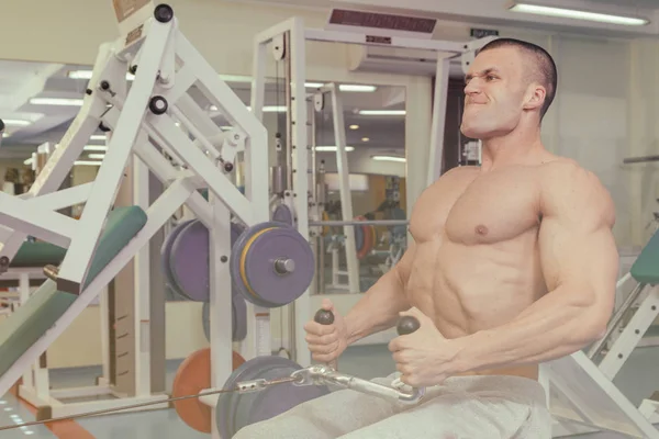Erkek fitness kavramı. Güçlü adam jimnastik salonu. — Stok fotoğraf