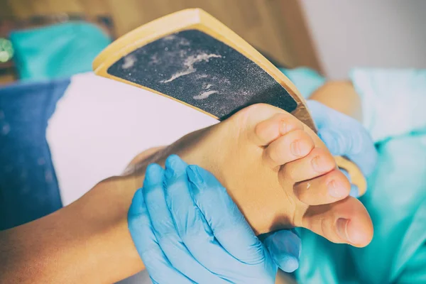 The specialist does pedicure to the client. — Stock Photo, Image