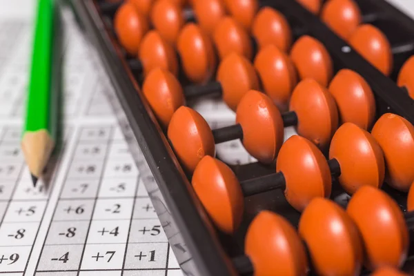 Masanın üzerine Japon aritmetik, abaküs. — Stok fotoğraf