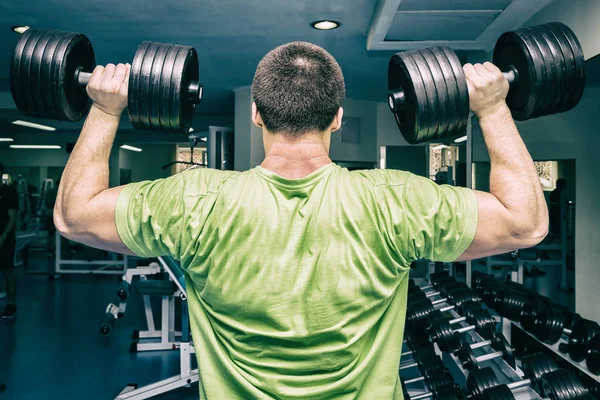 Concepto de fitness masculino. Hombre fuerte en el gimnasio . — Foto de Stock