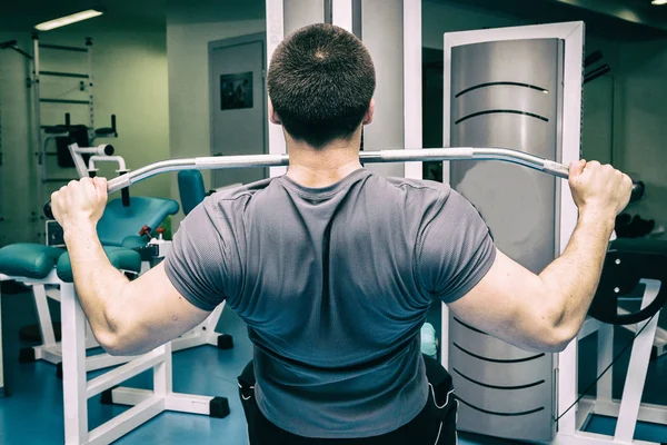 Erkek fitness kavramı. Güçlü adam jimnastik salonu.