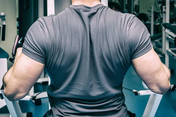 Concepto de fitness masculino. Hombre fuerte en el gimnasio . — Foto de Stock