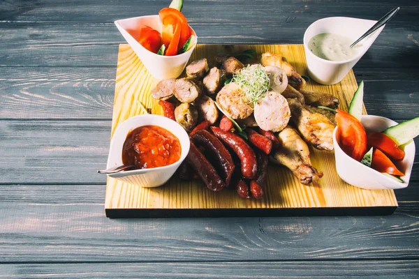 Surtido de carne a la parrilla en un plato — Foto de Stock