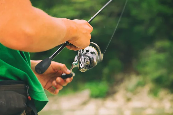 Pesca alla trota su un fiume di montagna. Pesca sportiva . — Foto Stock