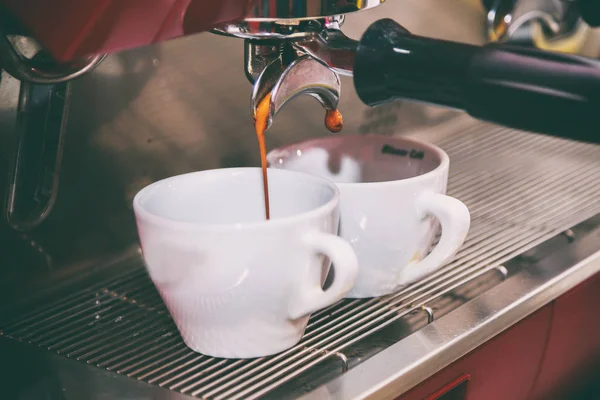 Het maken van koffie is een heerlijk drankje. — Stockfoto