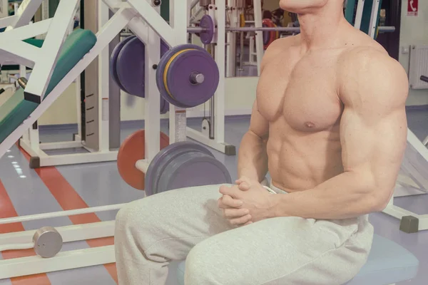 男性健身概念。坚强的人，在健身房里. — 图库照片