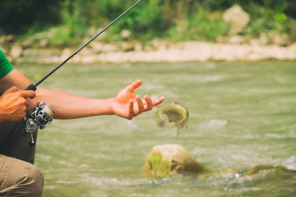 Öringfiske på en berg flod. Sportfiske. — Stockfoto