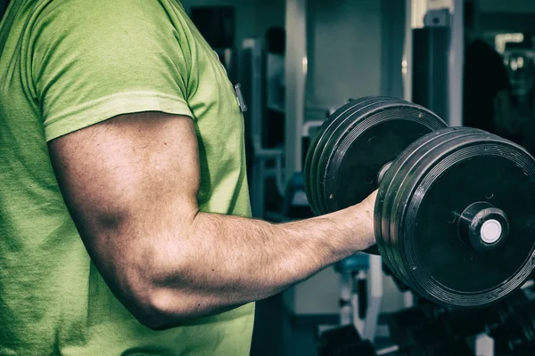 Erkek fitness kavramı. Güçlü adam jimnastik salonu.