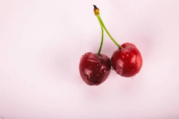 Egy tányérra, nyári bogyó egy tányérra szaftos cseresznye. — Stock Fotó