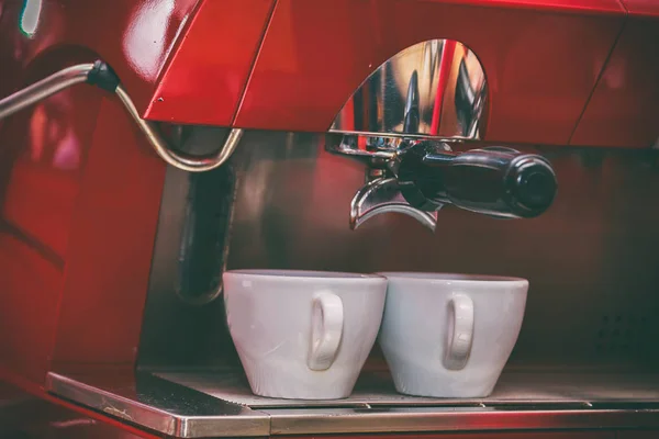 Het maken van koffie is een heerlijk drankje. — Stockfoto