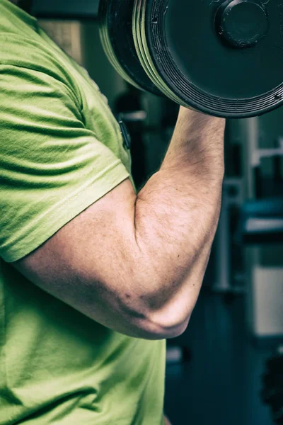 Concepto de fitness masculino. Hombre fuerte en el gimnasio . — Foto de Stock