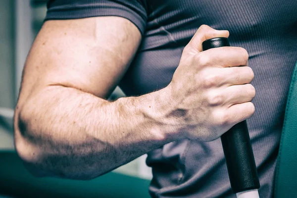 Concepto de fitness masculino. Hombre fuerte en el gimnasio . — Foto de Stock