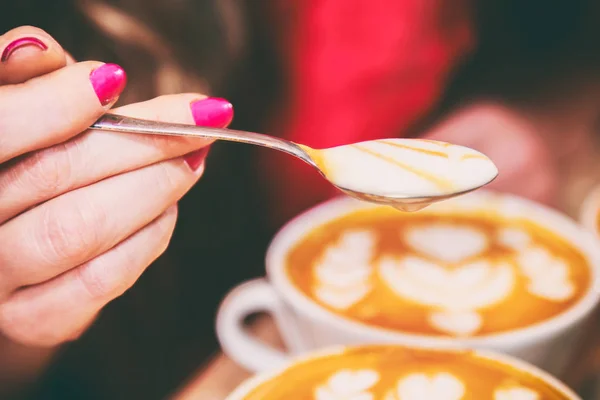 Fazer café é uma bebida deliciosa . — Fotografia de Stock