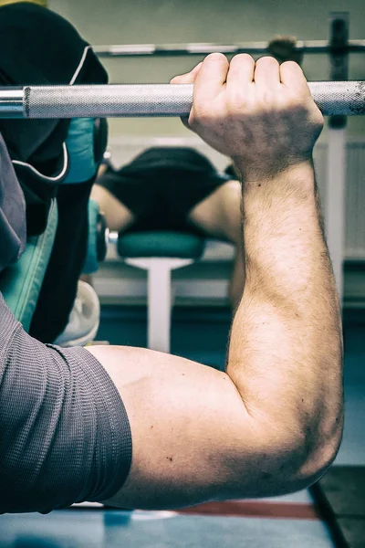 Concepto de fitness masculino. Hombre fuerte en el gimnasio . —  Fotos de Stock