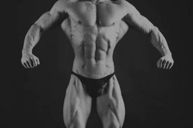 Erkek fitness kavramı koyu arka plan üzerinde.