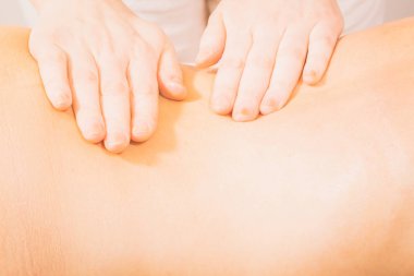 spa merkezinde masaj.