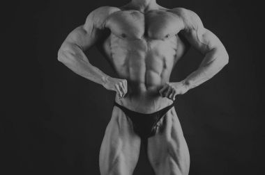 Erkek fitness kavramı koyu arka plan üzerinde.