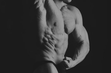 Erkek fitness kavramı koyu arka plan üzerinde.