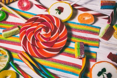 Arka plan ile çeşitli renkli şeker