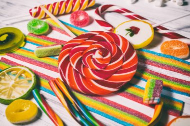 Arka plan ile çeşitli renkli şeker