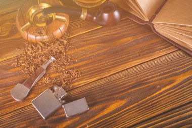 Sigara boru, viski ahşap arka plan üzerinde.