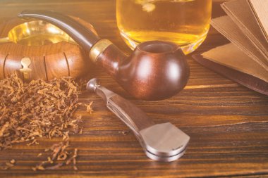 Sigara boru, viski ahşap arka plan üzerinde.