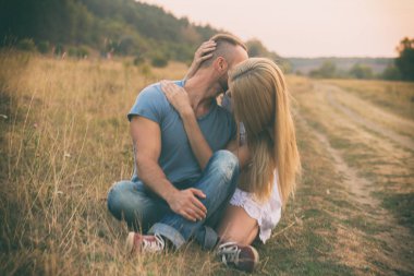 Seyahat ve aşk, tutku, Bisiklet yolu. Bir motosiklet ile yolda aşık çift. Erkek ve kız aşık.