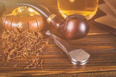 Sigara boru, viski ahşap arka plan üzerinde.