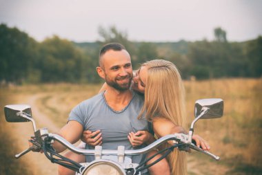 Seyahat ve aşk, tutku, Bisiklet yolu. Bir motosiklet ile yolda aşık çift. Erkek ve kız aşık.
