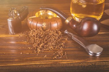 Sigara boru, viski ahşap arka plan üzerinde.