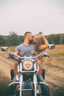 Seyahat ve aşk, tutku, Bisiklet yolu. Bir motosiklet ile yolda aşık çift. Erkek ve kız aşık.