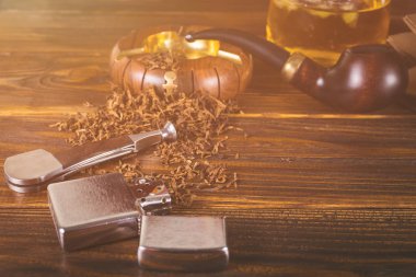 Sigara boru, viski ahşap arka plan üzerinde.